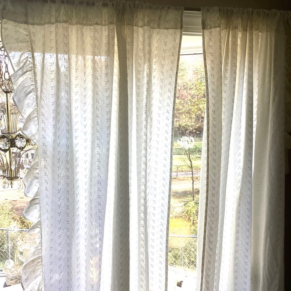 2 Pairs of vintage white/cream ruffled floral curtains - Picture 8 of 9